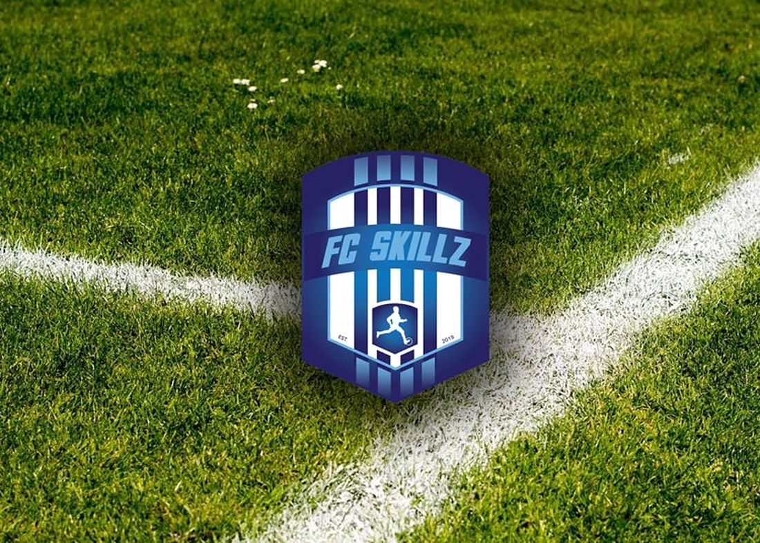 FC Skillz clublogo op het voetbalveld