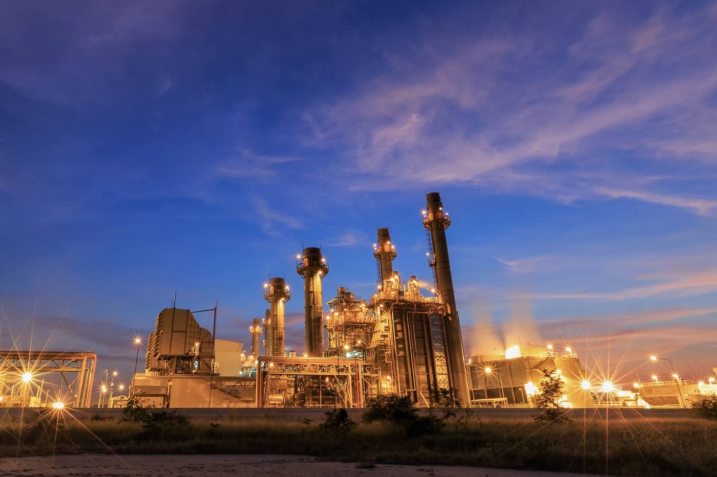 Verlichte gascentrale die staat te draaien onder een paarse schemerlucht