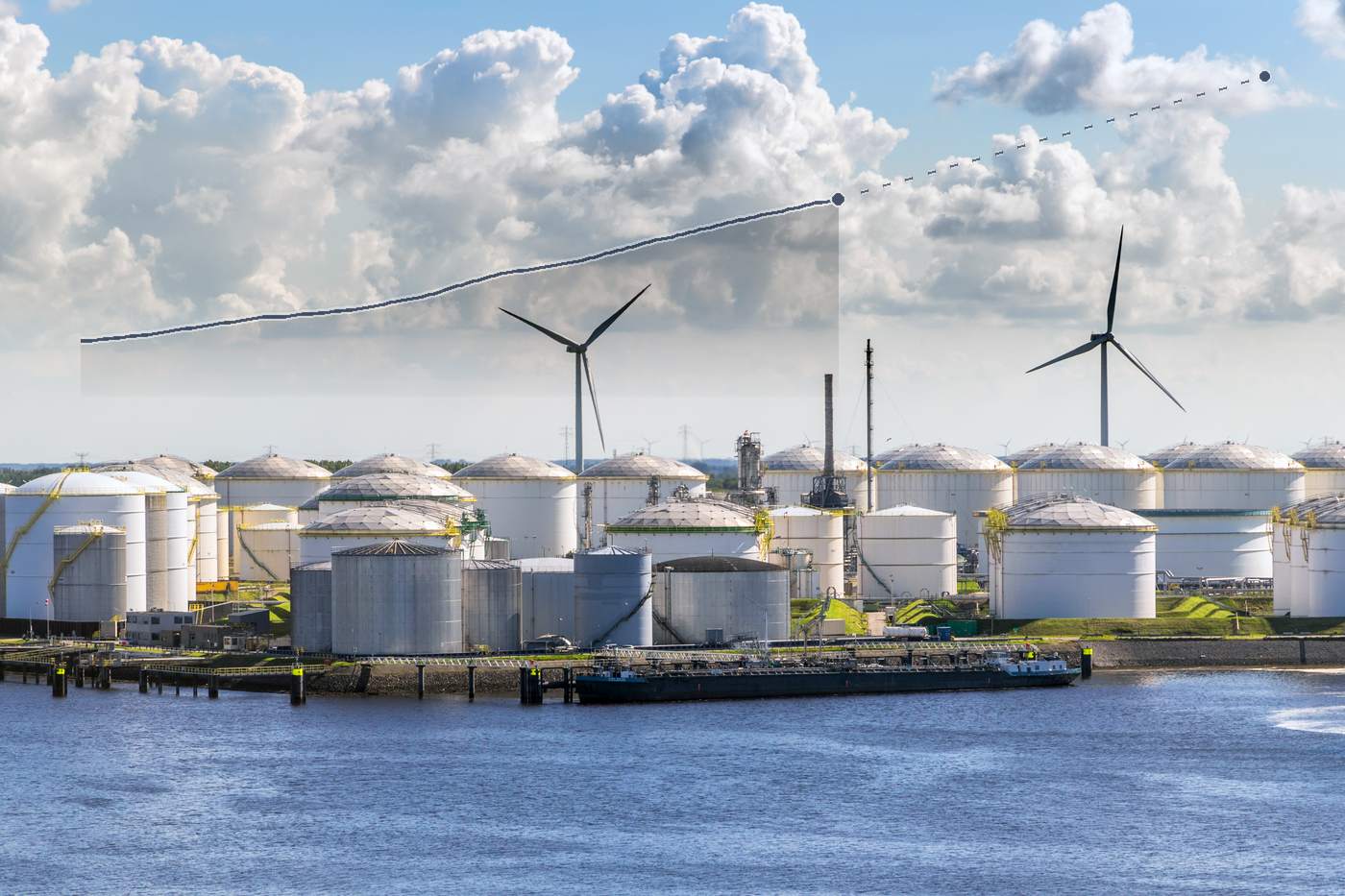 Tankenpark aan het water met de vullijn van de gasvoorraden als grafiek in de lucht