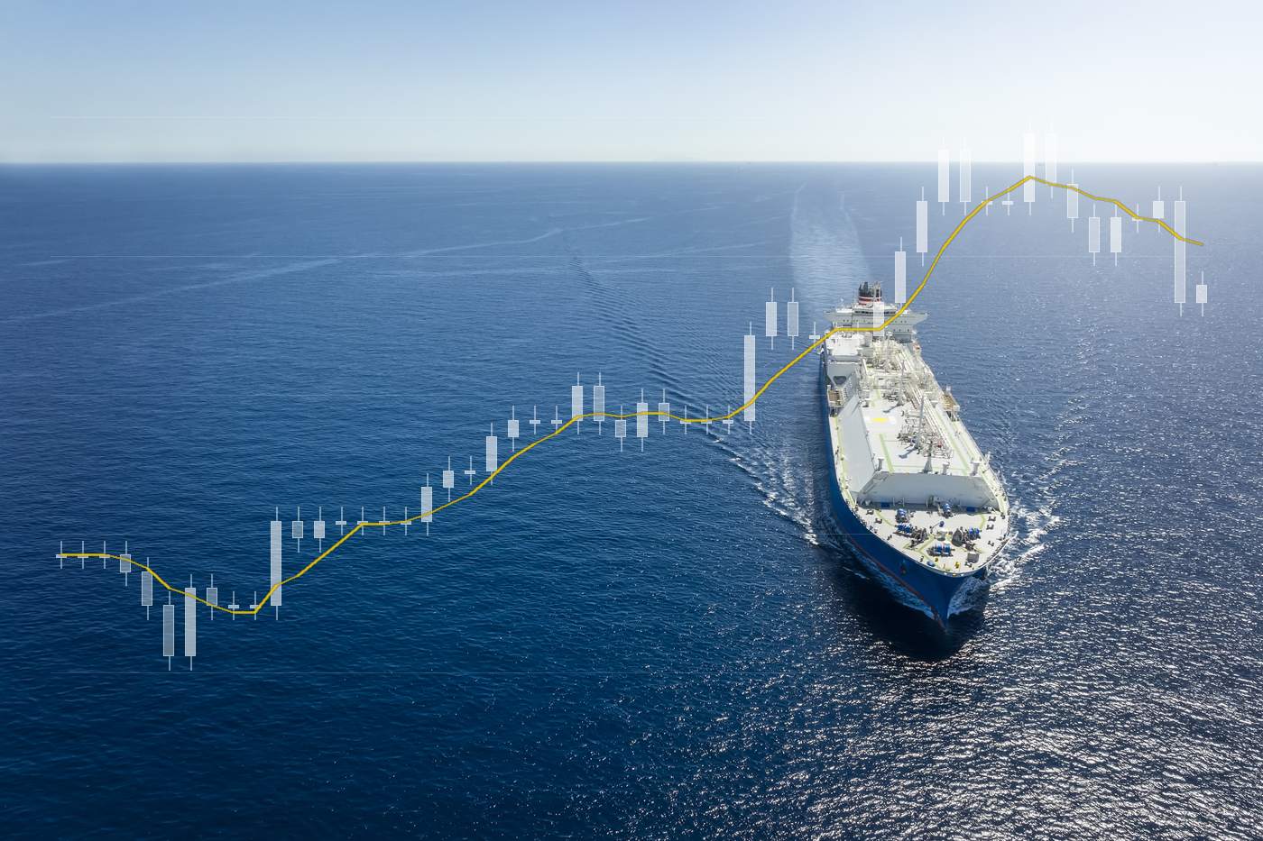 LNG-tanker op open zee van bovenaf gezien, met de gasprijs van augustus en september als koersgrafiek over het water